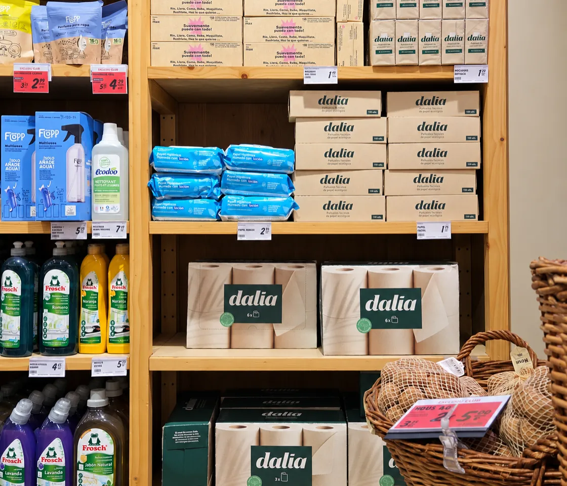 La gama Dalia en el lineal de una tienda: pañuelos de bolsillo y faciales, papel higiénico y papel de cocina en cajas de cartón