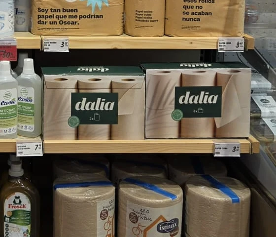 Cajas de papel de cocina y papel higiénico Dalia en el lineal de una tienda